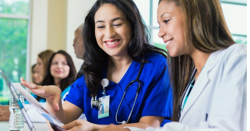 מדריכת סיעוד מלמדת את הסטודנטית שלה לרפואה במהלך שיעור רפואה